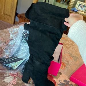 Black heeled knee boots